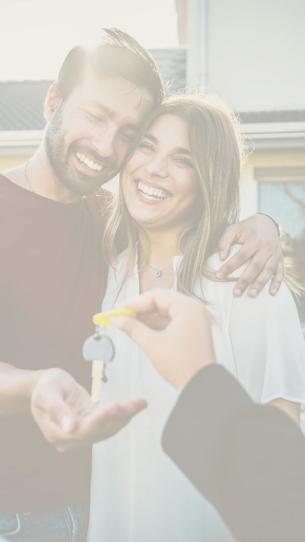 Paar was sich freut und den Schlüssel zu ihrem neuen Haus bekommt